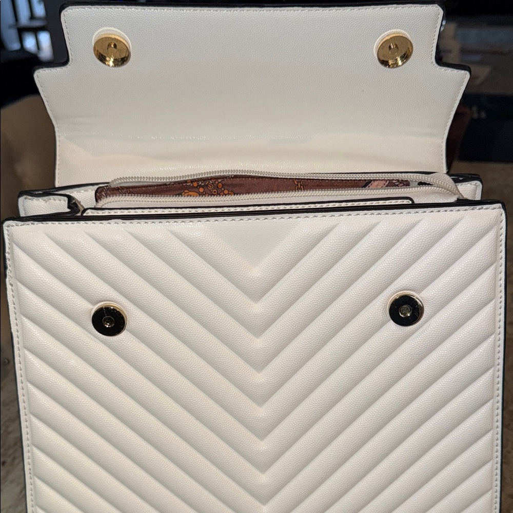 Elegant White Quilted Handbag - Picture 5 of 8